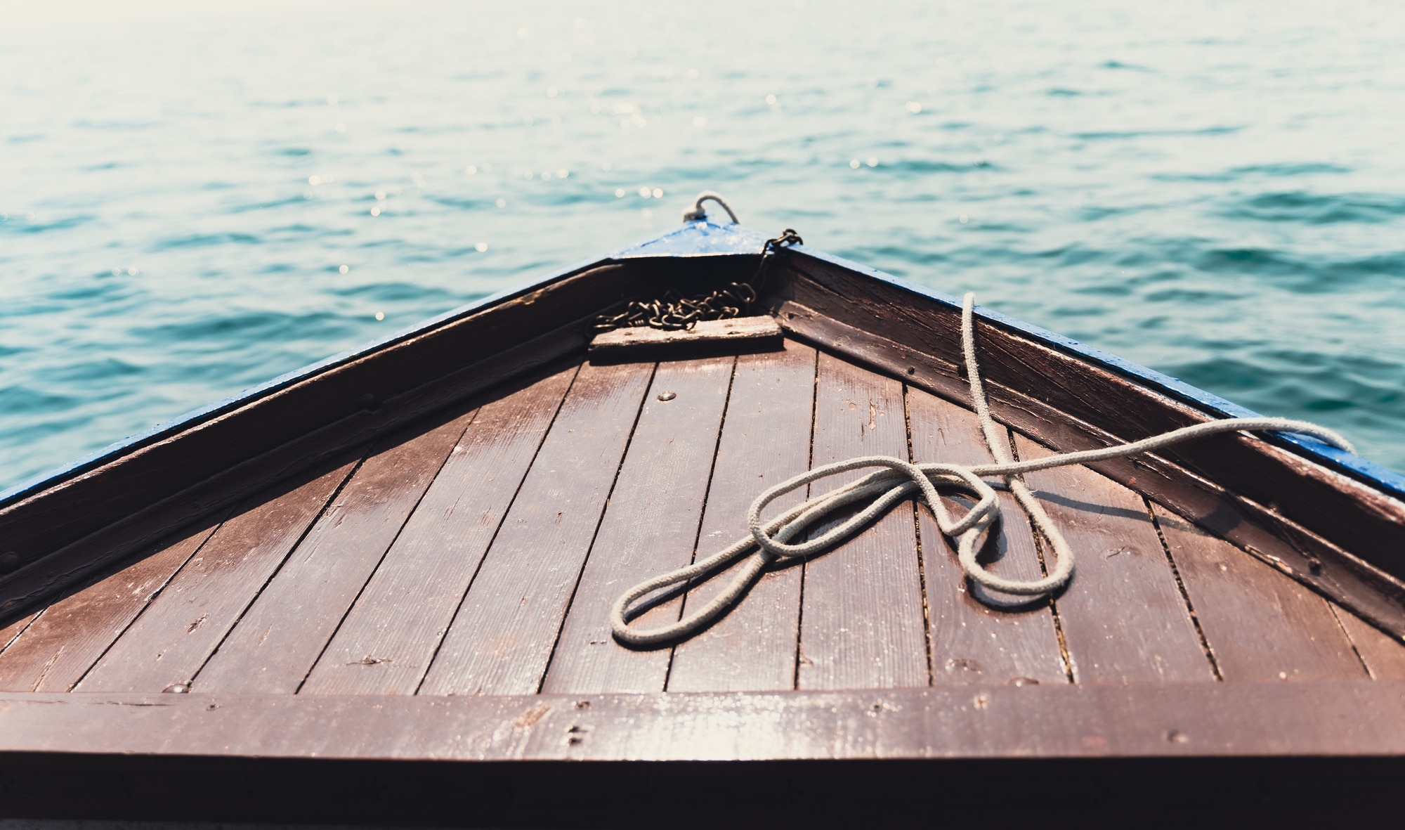 How To Anchor a Houseboat: A Simple Guide To Anchoring In Any Conditions