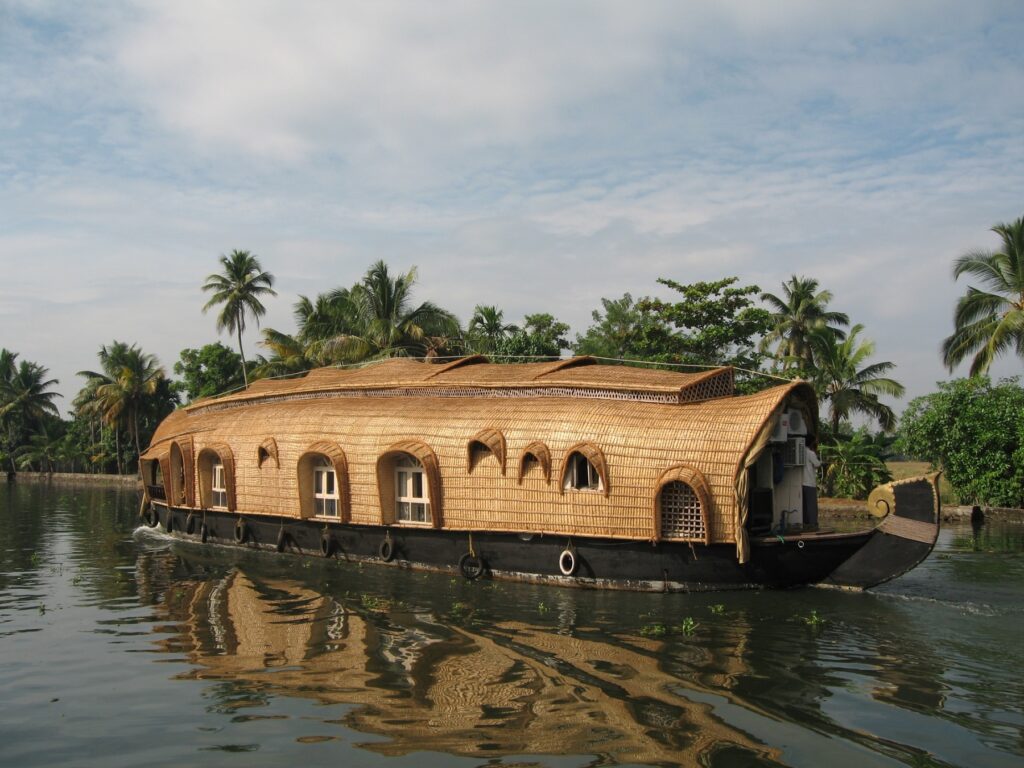 houseboat sailing